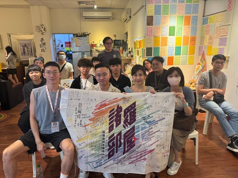 謝宜達同學(左一)與單位夥伴辦理多元性別講座