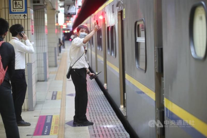 圖為台北車站台鐵人員在月台執勤。（中央社檔案照片）
