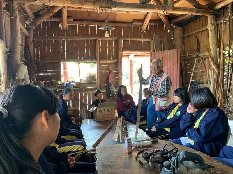 臺東縣海端國中邀請部落耆老進行全族語教學，並安排在地文化傳藝工坊的實地參訪與體