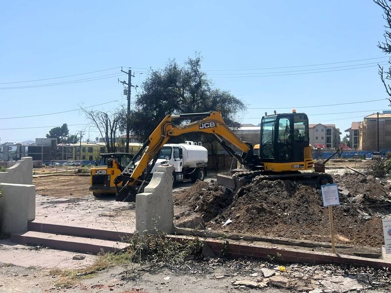 洛杉磯野火肆虐期間，遭到伊頓大火（Eaton fire）重創的市鎮艾塔迪那（Altadena）一處受災房屋正在重建。