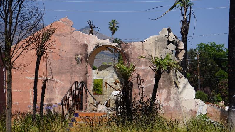 洛杉磯野火肆虐期間，遭到伊頓大火（Eaton fire）重創的市鎮艾塔迪那（Altadena）一處受災房屋。