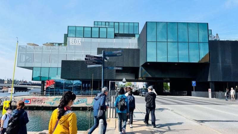 2025台灣設計展10月彰化登場，正在丹麥參訪的彰化縣長王惠美走訪哥本哈根創新建築BLOX等，汲取北歐設計經驗。（彰化縣政府提供）