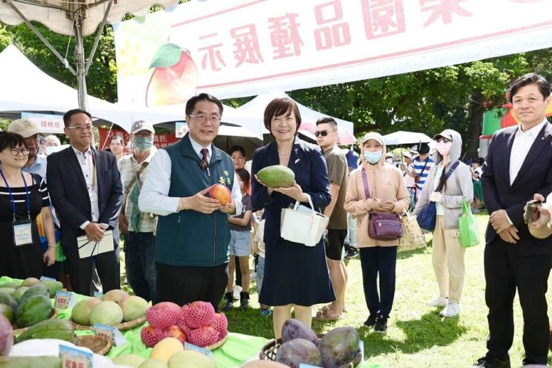 台南市長黃偉哲（前左）21日在走馬瀨農場出席2025台南國際芒果節開幕活動，前日本首相安倍晉三夫人安倍昭惠（前右）也應邀出席。（台南市政府提供）
