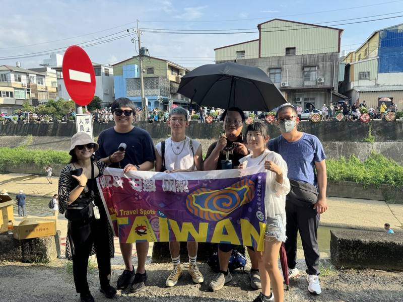 謝宜達同學(左三)參與「回FUN大士爺」水燈祭儀遊街遶境並帶領民雄在地文化導覽