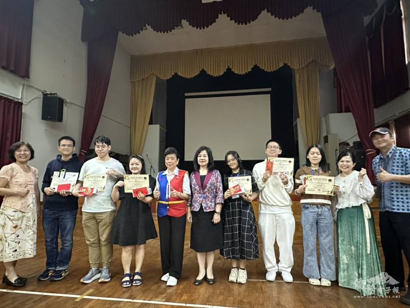 結業式上表揚兩班表現優異前三名學生，頒發獎金及精美禮物