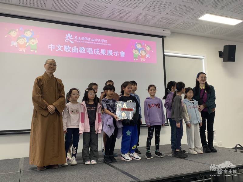 昆士蘭佛光山中天學校校長滿望法師頒獎