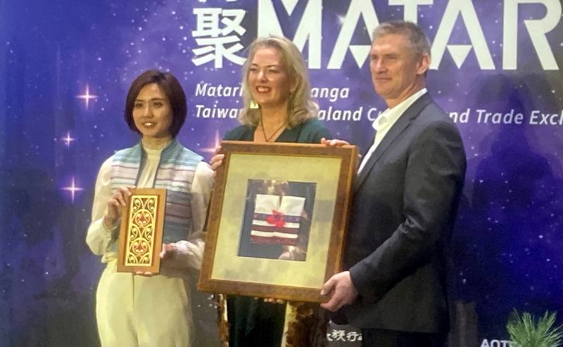 新北市原民局21日攜手紐西蘭貿易發展中心舉行台紐文化與經濟交流會，原民局長林瑋茜（Siku Yaway）（左）與紐西蘭貿易發展中心處長魏緹娜（Tina Wilson）（中）、紐西蘭商工辦事處代表蘭里（Chris Langley）（右），一起交換信物後合影。