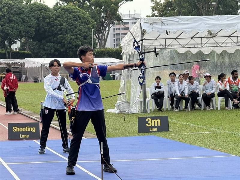 Taiwanese archer Chen Pin-an (in a blue jersey) faces Japan's Yui Urata in the bronze medal match on Friday. Photo courtesy of the Chinese Taipei Archery Association