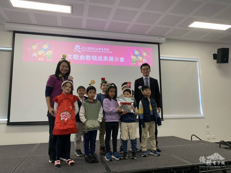 昆士蘭臺灣中心主任歐陽群頒獎