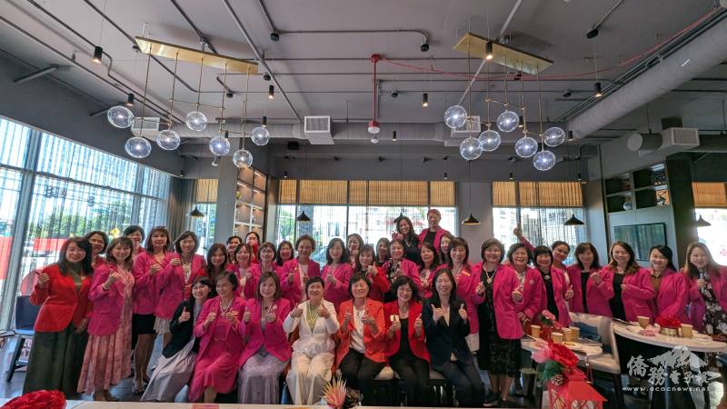 徐佳青（前排右4）與世華南加州、大洛杉磯及橙縣分會姊妹們討論女性僑商的海外影響力、創業經驗等議題