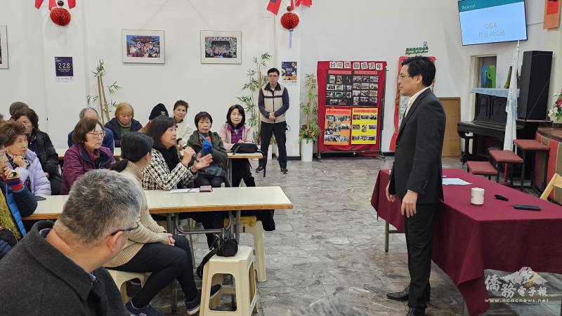 「新移民法規解析講座」交流提問時間，僑民就個人居留情況積極發問