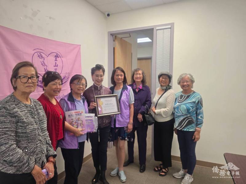 高玉麗(左3)代表媽媽教室贈送演講者朱筧立(左4)感謝狀