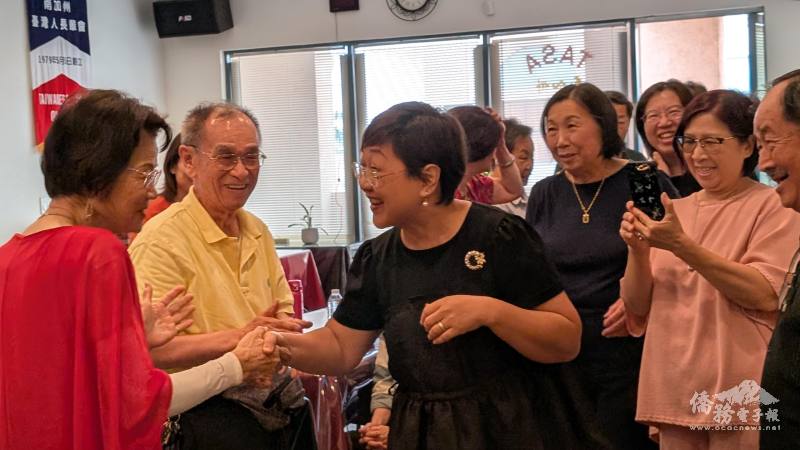 徐佳青（右）拜會南加州臺灣人長輩會，獲熱情歡迎。