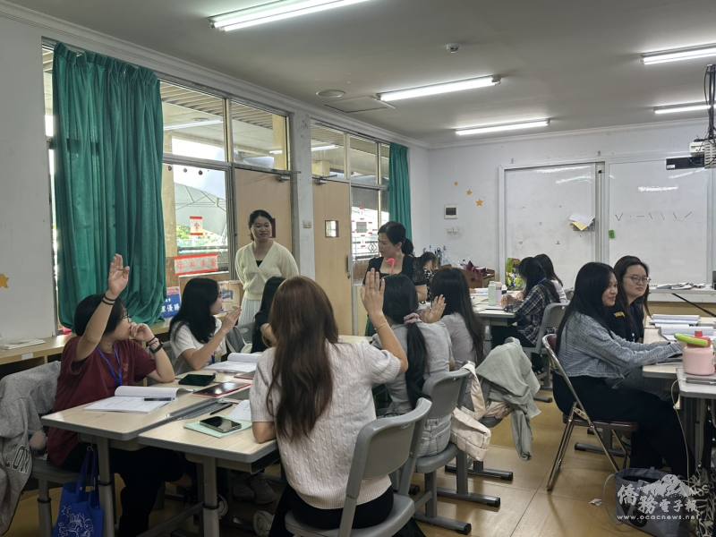 老師洪孟君以樂器教導學生掌握華語文聲調及學習技巧