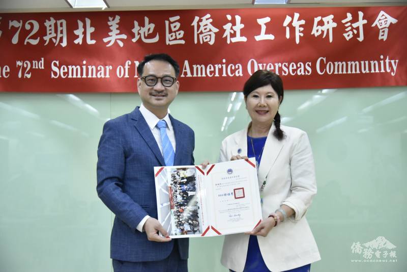 阮昭雄頒贈結業證書予學員長劉煥君