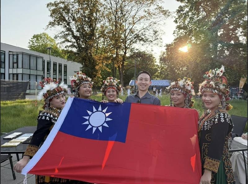 捷克音樂節活動Czech Music Crossroads於6月19日至21日在奧斯特拉瓦市登場，首度以「台灣」為焦點國，中華民國國旗在現場飄揚。（駐捷克代表處文化組提供）