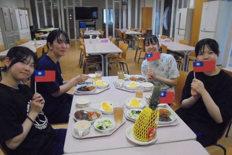 台南市長黃偉哲6月初到日本北海道美唄市參訪時贈送一批台南鳳梨，美唄市政府提供給當地學校，學生用於烹飪實習並品嘗，讚不絕口。（台南市政府提供）