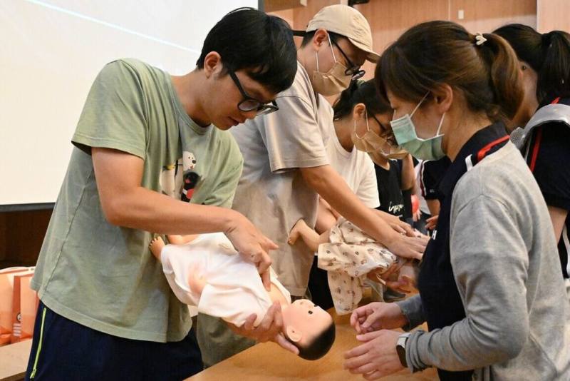高醫岡山醫院22日舉辦「親子安心班」活動，舉辦寶寶爬行賽及提供嬰兒照護課程，吸引許多新手爸媽參與活動，並學習各式實用且安心的知識與支持。（高醫岡山醫院提供）