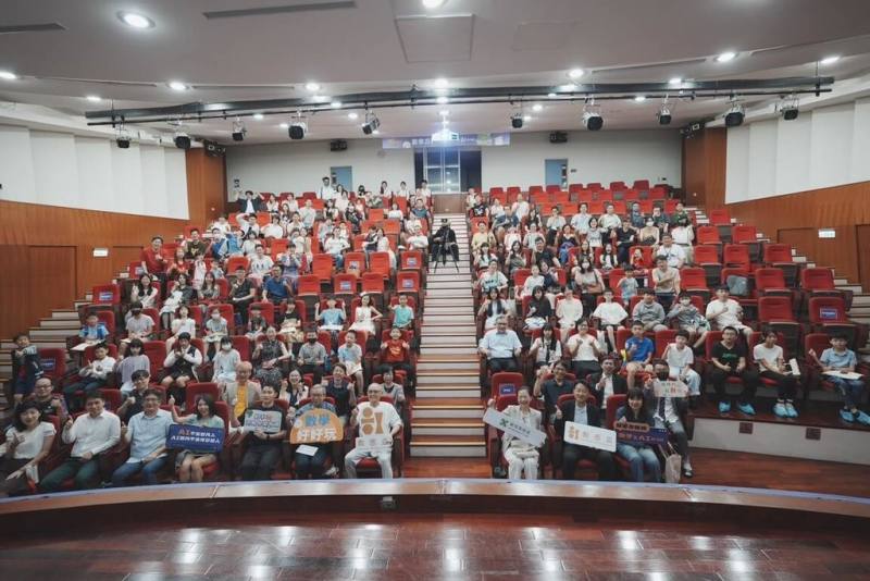 由數感實驗室主辦的「數感盃：AI共創國小新詩圖文競賽」21日熱鬧舉行頒獎典禮，數感實驗室共同創辦人賴以威表示，從創作歷程可見孩子與AI的互動並非單向生成，而是充滿來回調整與語意細緻度提升的過程。（主辦單位提供）