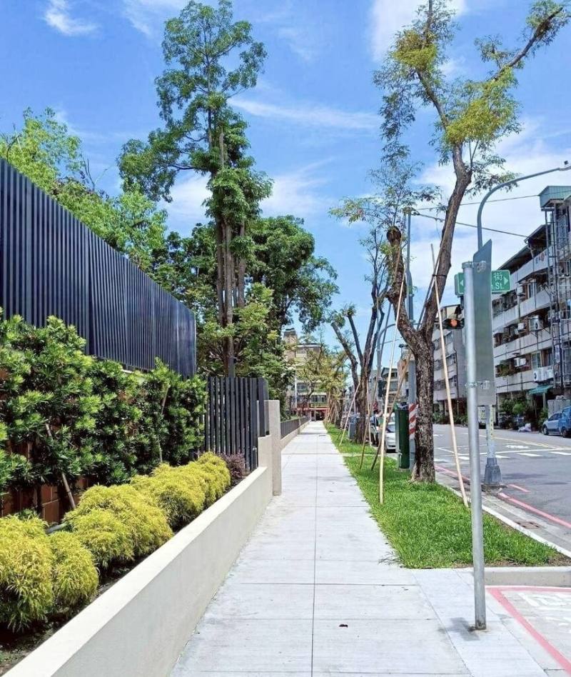 高雄市前鎮區瑞豐國中新建環校步道，升級為兼具行人安全、綠化美感與都市機能的綜合性人行系統。（高雄市教育局提供）