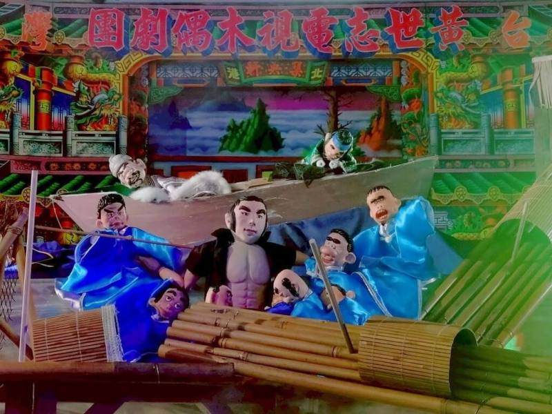 雲林縣「口湖牽水狀」祭祠活動邁入180年，29日黃世志電視木偶劇團與口湖崇文國小學生將於金湖萬善爺廟廣場演出當年這場天災陳英雄捨身救人的故事；圖為特別打造的布偶、漁船、竹筏等道具，重現180年前大水災情景。（黃世志提供）