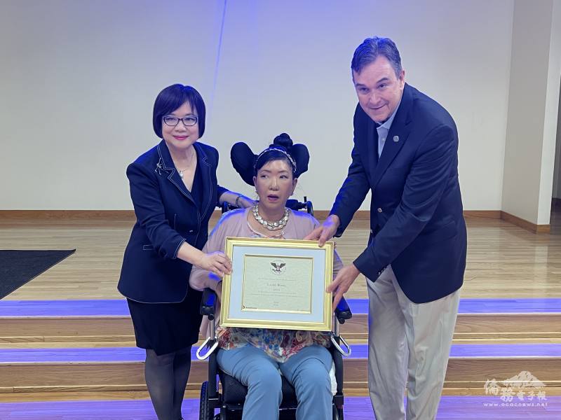 美國國家亞太裔歷史文化博物館評估委員會共同主席董繼玲(左)及全美Amtrak副董事長傑龍(右)頒獎給王樂怡(中)
