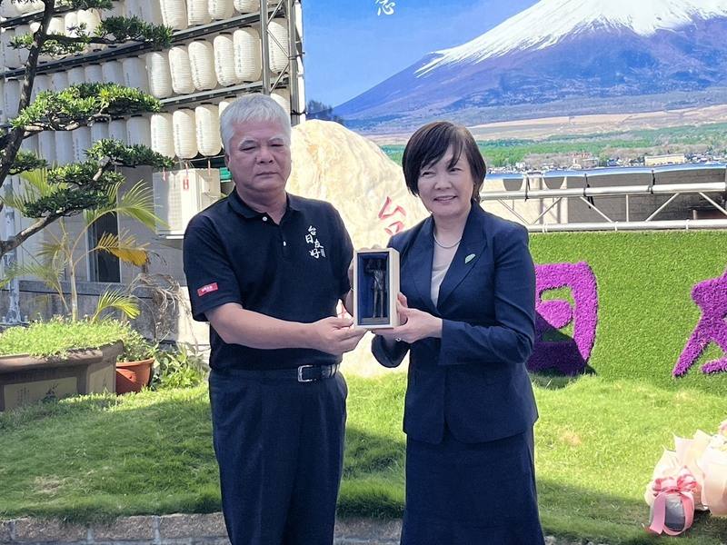 前日本首相安倍晉三夫人安倍昭惠（右）21日走訪高雄紅毛港保安堂向安倍晉三銅像獻花致意，保安堂主委張吉雄（左）特別致贈一尊迷你版安倍晉三銅像給安倍昭惠