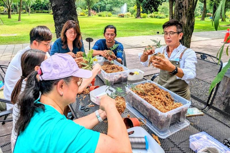 台南市郊區3座文化場館合作，7月1日起推出暑假營隊，規劃攀樹、觀星、化石清修等一日遊套裝活動。圖為台南水道博物館綠植體驗活動。（台南市文化局提供）