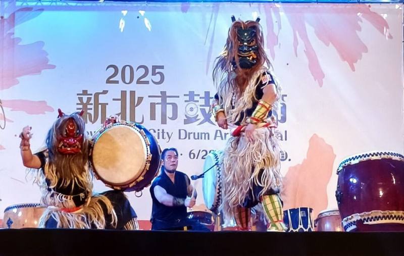 2025年新北市鼓藝節21日晚間熱鬧開幕，日本「NAMAHAGE鄉神樂太鼓團」團長小林義隆（後）應邀帶來精彩演出，以鼓聲展現男鹿半島著名的Namahage（生剝鬼）儀式。（新北市文化局提供）