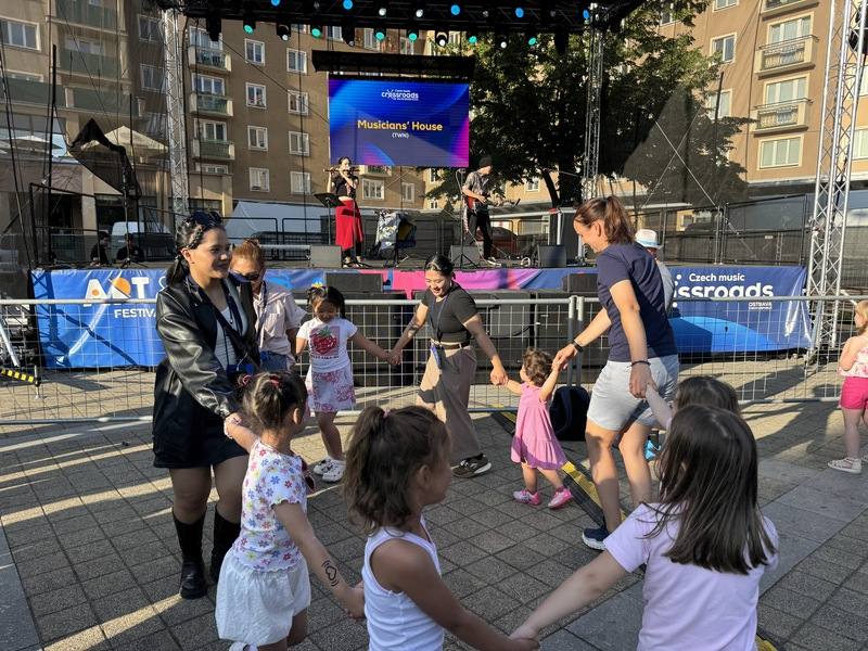 捷克音樂節Czech Music Crossroads邀請3組風格鮮明的台灣音樂團體演出。從傳統古謠、音樂跨界融合到現代電子音樂，皆獲得捷克觀眾熱烈迴響，眾人在現場拉手共舞、搖擺歡呼，氣氛歡騰