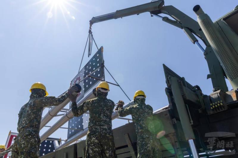 官兵運用3.5噸載重車吊放靶船。（軍聞社記者蔡枋澐）