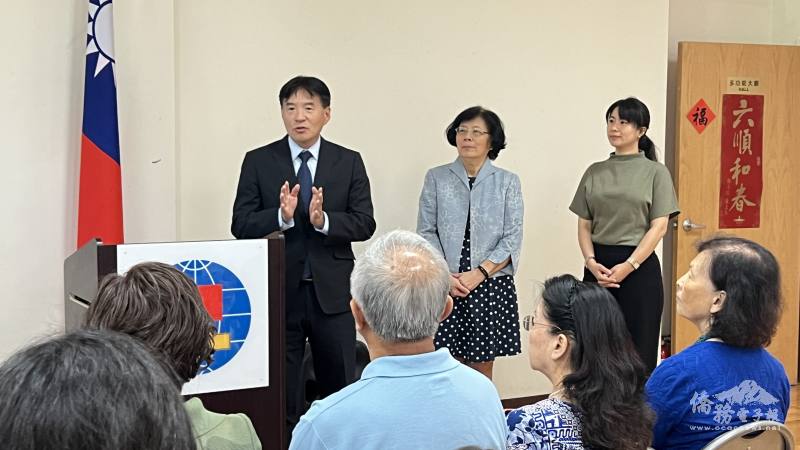 波士頓文教中心主任高家富致詞（左起），旁為波士頓地區僑界急難救助協會會長林麗珠、講者吳欣純