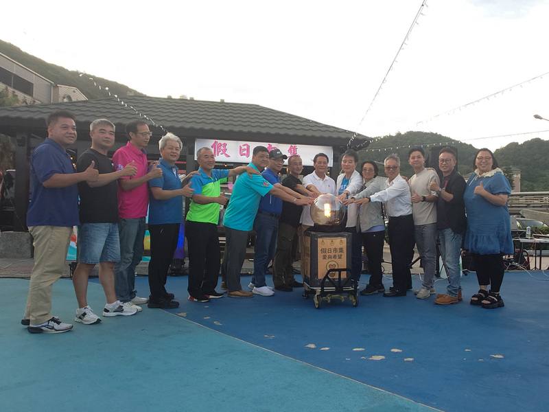 連江縣北竿鄉年度最大觀光活動「北竿海洋之旅」邁入第3年，主題為「愛與希望」，21日熱鬧開幕，由連江縣長王忠銘（右7）、北竿鄉長吳金平（右8）等人共同點亮燈泡，象徵活動正式開跑
