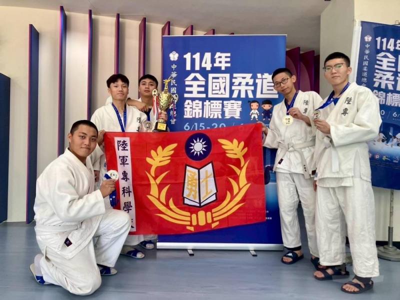 陸軍專科學校柔道代表隊為校爭光，展現強健體魄與勇猛頑強鬥志。（陸專提供）