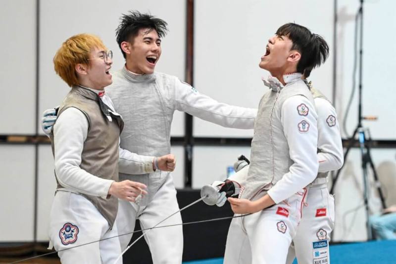 在印尼舉行的亞洲擊劍錦標賽22日進行男子鈍劍團體賽，台灣鈍劍男團雖然於4強惜敗挑戰衛冕的中國隊，但仍與香港隊並列銅牌。（FIE提供）