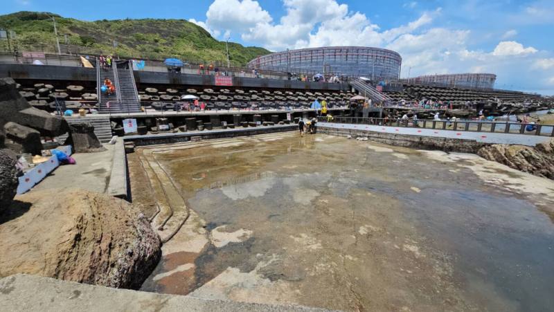 位於基隆市外木山海岸依地形打造的海興游泳池22日封閉進行清理作業，以馬達抽乾池水，除清洗池底淤泥外，並清除附著的石蚵、藤壺等生物，約中午清洗完成。（讀者提供）