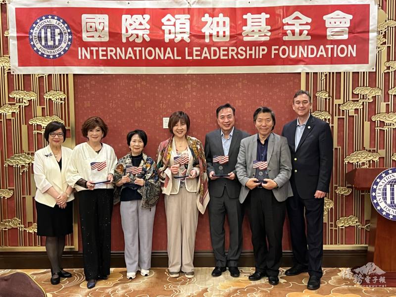 董繼玲(左)與Amtrak副董事長傑龍(右)頒發「Founder Circle」獎座