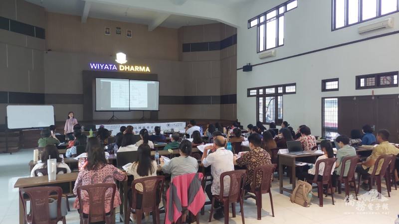 蘇北地區華文教師認真聽講，學習如何運用AI工具發揮在教學上