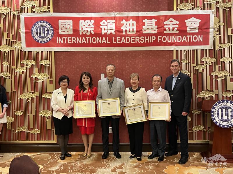 董繼玲(左)與傑龍(右)頒發美國總統志工獎