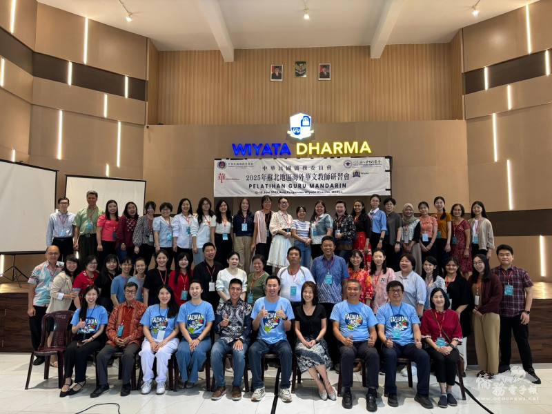 印尼地區華文教師研習會巡迴教學棉蘭站首站起跑，由蘇北留臺同學會承辦(右5為會長黃秦祥)、本次講師陳盈樺(右4)及陳信豪(左5)