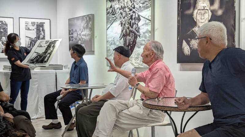 「沃壤新葩：2025台灣當代攝影11人聯展」22日閉幕，21日在參展藝術家章光和（左2）主持下，邀請攝影家莊靈（右2）、林添福（右3）及蔡文祥（右）分享作品理念與攝影之路