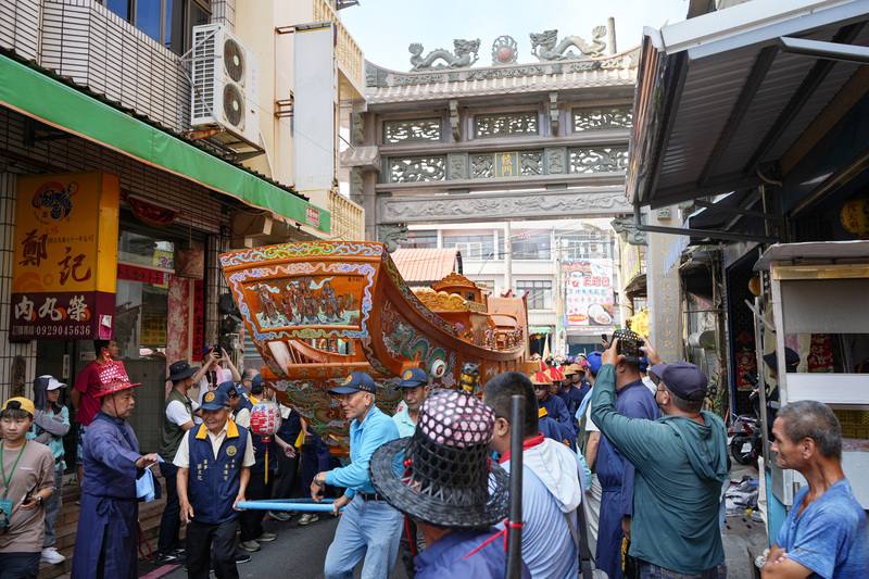 東隆宮典藏王船22日從東隆宮出發，重現迎王平安祭典期間陸上行舟盛況，沿途民眾爭相拍攝，隆重移至屏東縣王船文化館展出，呈現出信仰、工藝與地方文化的多方力量