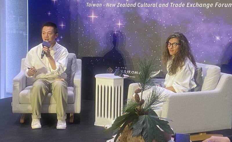 新北市原民局21日攜手紐西蘭貿易發展中心舉辦「再聚 Matariki 2025–台紐文化與經濟交流會」，台灣導演蘇弘恩（左）與紐西蘭電影製片溫斯坦利（Chelsea Winstanley）（右）應邀出席座談