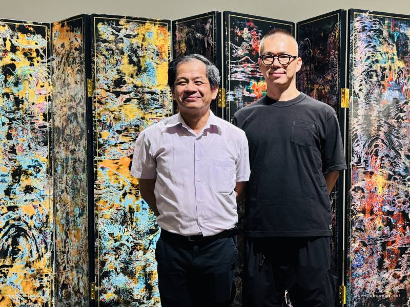 駐瑞士代表處處長黃偉峰(左)與藝術家蘇孟鴻(右)於《殘山剩水鬧金屏》作品前合照