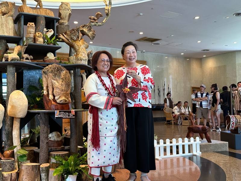 花蓮0403地震後，觀光業遭受嚴重衝擊，連帶工藝家也受影響，花蓮飯店業發起「遇見原藝力」活動，將原民工藝作品放置於各大飯店展售，編織工藝師那都蘭（左）將自己的作品致贈給花蓮縣長徐榛蔚（右）。