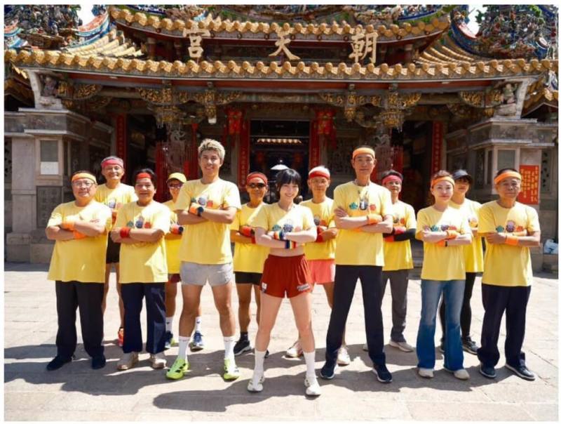 （中央社記者黎建忠台北23日電）結合信仰、傳統而跑的2025北港媽祖盃全國馬拉松，將於11月8日登場。主辦單位日前邀請跑者、藝人於北港朝天宮前拍攝形象影片，宣告賽事啟動，預計7月初正式上線。

「北港媽祖盃全國馬拉松」去年吸引超過1萬名跑者齊聚北港，從媽祖身邊起跑；今年將於11月8日再度登場，舉辦42公里全馬千里組、21公里半馬順風組、10公里鹿跑追風組、5公里石獅悠閒組及限量報名的永續組，不論專業跑者或一般民眾皆可參與。

這場賽事結合神轎開道及極具特色的補給，加上在地文化體驗與熱情的信眾加油站