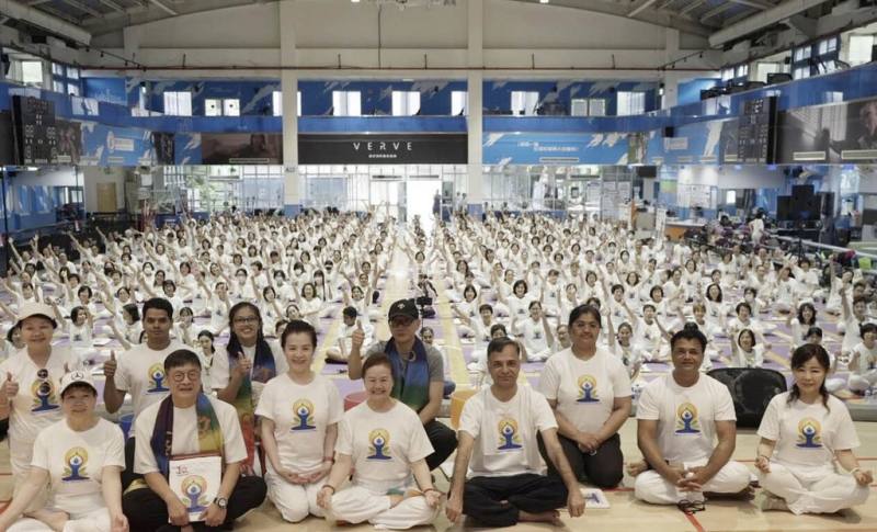 印度台北協會慶祝國際瑜伽日，21日在新北市舉辦瑜伽練習活動，印度台北協會會長葉達夫（Manharsinh Laxmanbhai Yadav）（前排左5）出席。（印度台北協會提供）