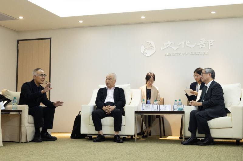 東京影展資深策展人石坂健治（左2）及橫濱市藝術文化振興財團業務執行理事小野晉司（左1）在駐日臺灣文化中心邀請下訪臺，並與文化部長李遠（右1）會面，期盼臺日展開更多文化交流。