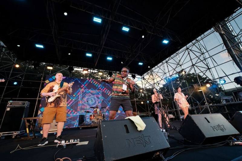 屏東縣政府配合恆春建城150週年推出「來恆春擁抱宇宙」系列活動，8月16及17日在鵝鑾鼻燈塔草原推出夏季星空世界音樂會，邀請國際雷鬼樂團Higher Rootz演出。（屏東縣政府提供）