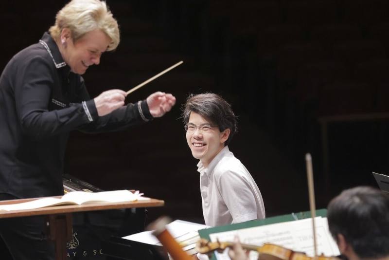 從神童到鋼琴家，來自香港的范‧克萊本國際鋼琴大賽金牌得主沈靖韜（Aristo Sham）（左2），9月將訪台舉行得獎音樂會。（鵬博藝術提供）